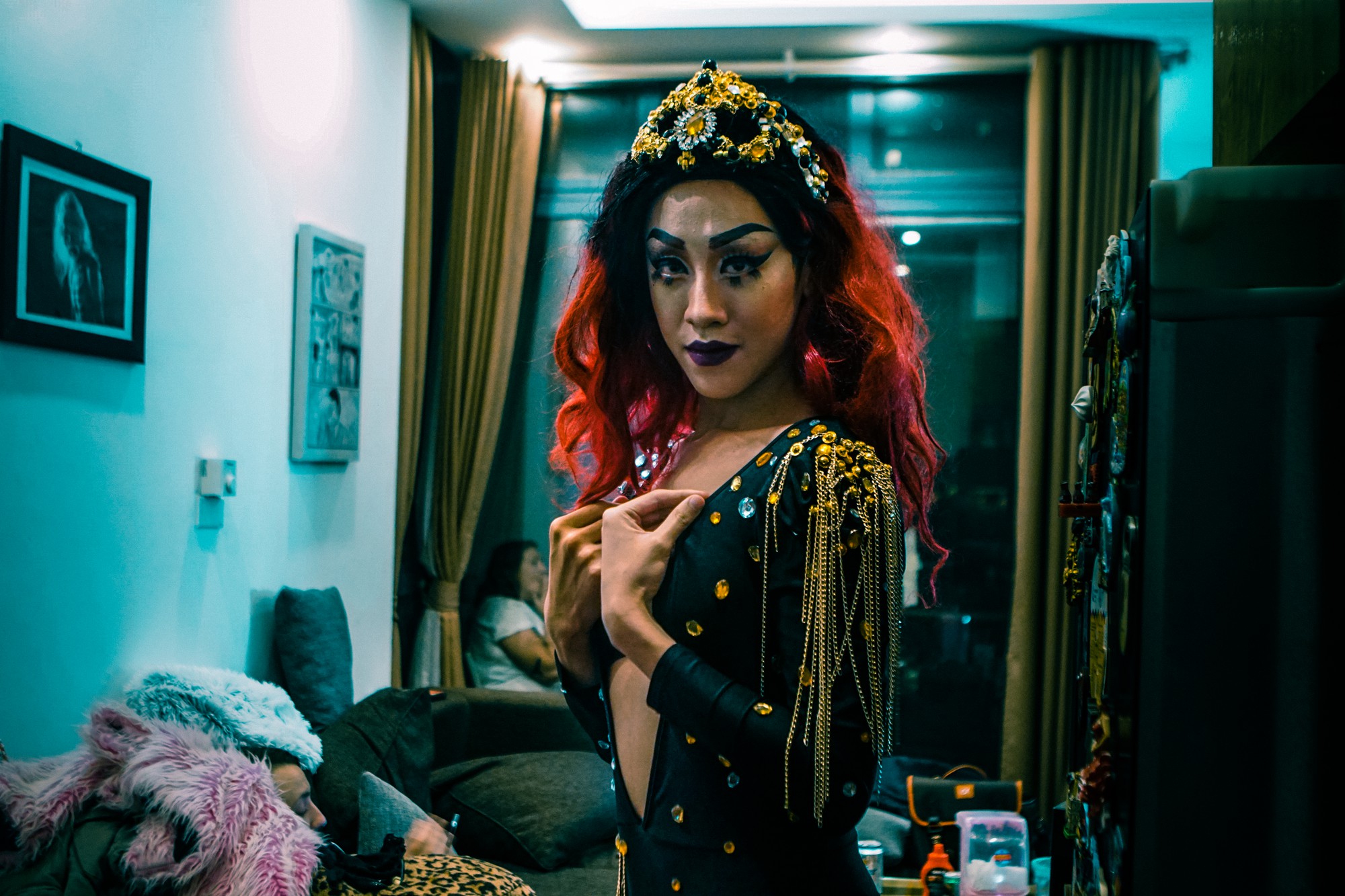 “Hãy gọi chúng tôi là nghệ sĩ” và thế giới nhỏ của những Drag Queen Hà Nội giữa thị thành rộng lớn - Ảnh 8. “Hãy gọi chúng tôi là nghệ sĩ” và thế giới nhỏ của những Drag Queen Hà Nội giữa thị thành rộng lớn - Ảnh 8.