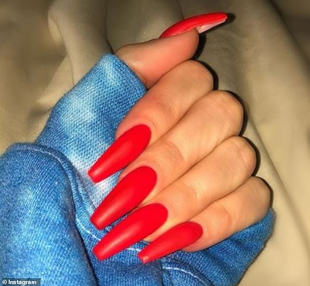 Bí ẩn: Làm sao cô chị vừa bị cắm sừng của Kylie Jenner có thể thay tã cho con với bộ nail dài cả cây số? - Ảnh 2.