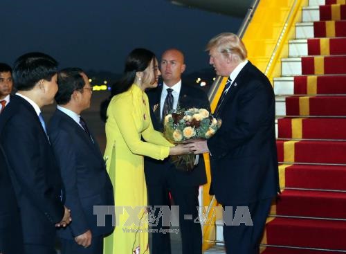 Những nữ sinh vừa xinh vừa giỏi từng gây sốt khi được tặng hoa cho Tổng thống, Thủ tướng các quốc gia đến thăm Việt Nam