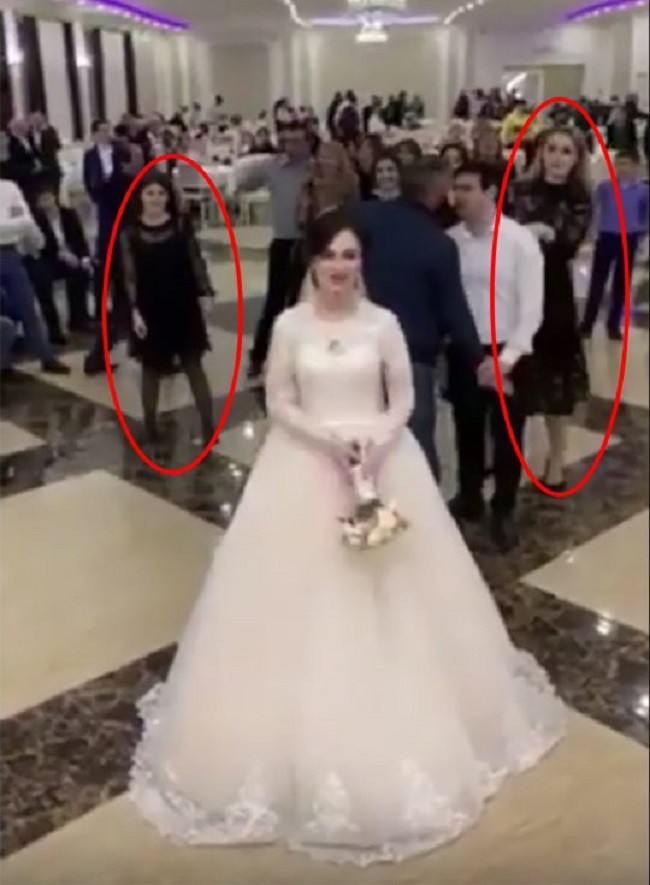 Có một bó hoa cưới mà ai cũng muốn lấy chồng, 2 cô gái lao vào cấu xé nhau tơi tả trước quan viên hai họ - Ảnh 1.