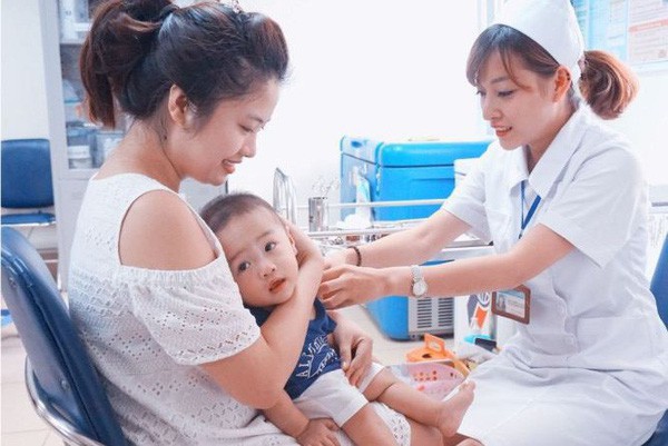 Nhiều trẻ mắc sởi từ trào lưu “anti vắc xin”: Người lớn a dua, trẻ con chịu trận - Ảnh 2.
