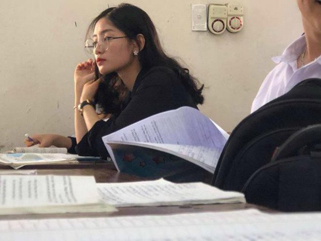 Cô giáo Vật lý xinh đẹp như nữ thần phim ảnh Theo khối tự nhiên để trả đũa bạn cùng lớp