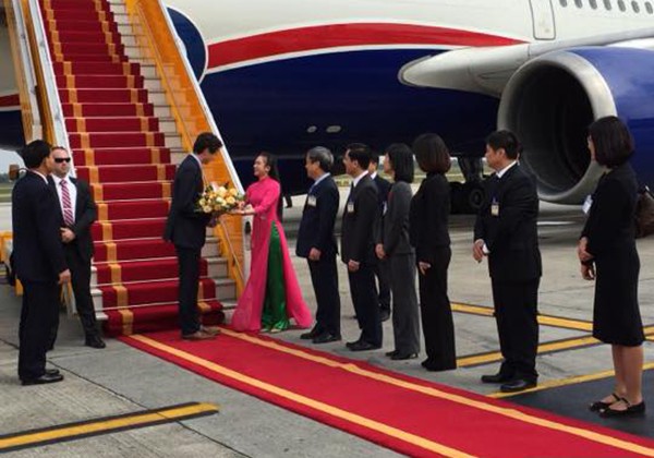 Những nữ sinh vừa xinh vừa giỏi từng gây sốt khi được tặng hoa cho Tổng thống, Thủ tướng các quốc gia đến thăm Việt Nam - Ảnh 5.
