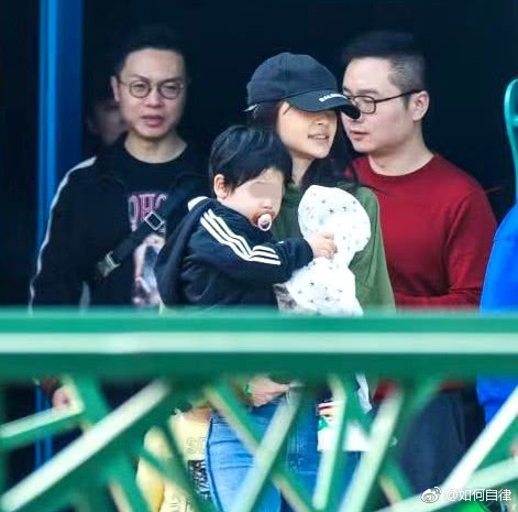 Angela Baby dẫn con về Hong Kong không có Huỳnh Hiểu Minh, nhưng vẻ đáng yêu kháu khỉnh của Bọt Biển Nhỏ mới là tâm điểm - Ảnh 11.