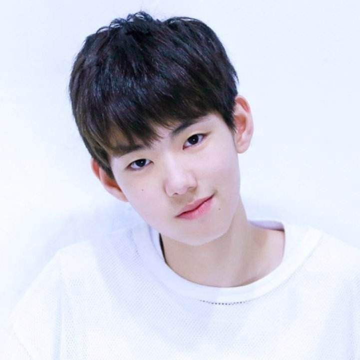 Bóc phốt đàn em của TFBoys: Bị đuổi khỏi công ty vì 15 đuổi đã yêu đương, kiếm tiền nhờ việc trở thành cò bán vé - Ảnh 9. Bóc phốt đàn em của TFBoys: Bị đuổi khỏi công ty vì 15 đuổi đã yêu đương, kiếm tiền nhờ việc trở thành cò bán vé - Ảnh 9.