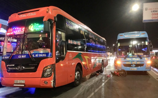 Va chạm với xe khách chạy cùng chiều, bé gái bị cán chết thương tâm - Ảnh 1.