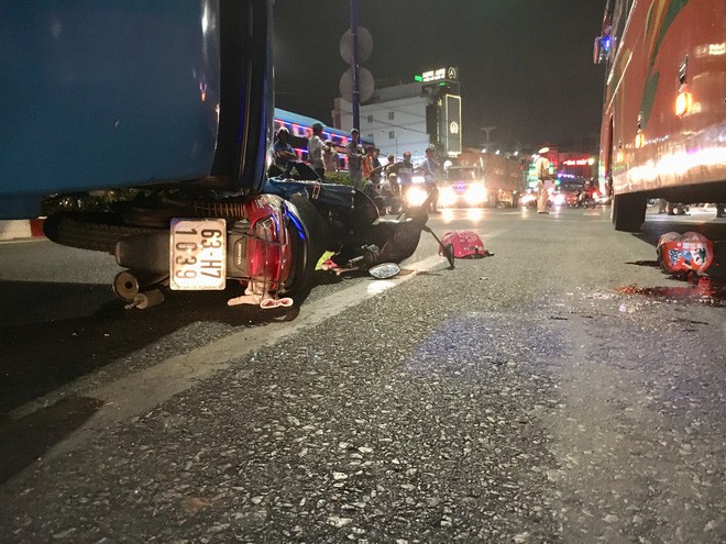 Va chạm với xe khách chạy cùng chiều, bé gái bị cán chết thương tâm - Ảnh 3.
