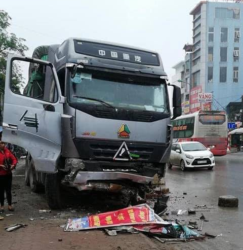 Hà Nội: Tài xế buồn ngủ, xe tải lao lên vỉa hè gây tai nạn khiến một người tử vong tại chỗ - Ảnh 1.