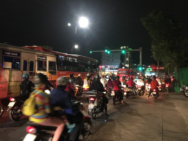 Va chạm với xe khách chạy cùng chiều, bé gái bị cán chết thương tâm - Ảnh 4.