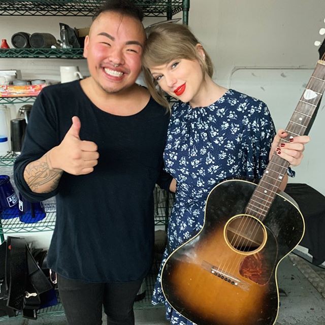 Bất ngờ cầm guitar hát tặng fan trong tiệc đính hôn, Taylor Swift làm ai cũng nhớ tới công chúa đồng quê năm nào - Ảnh 4.