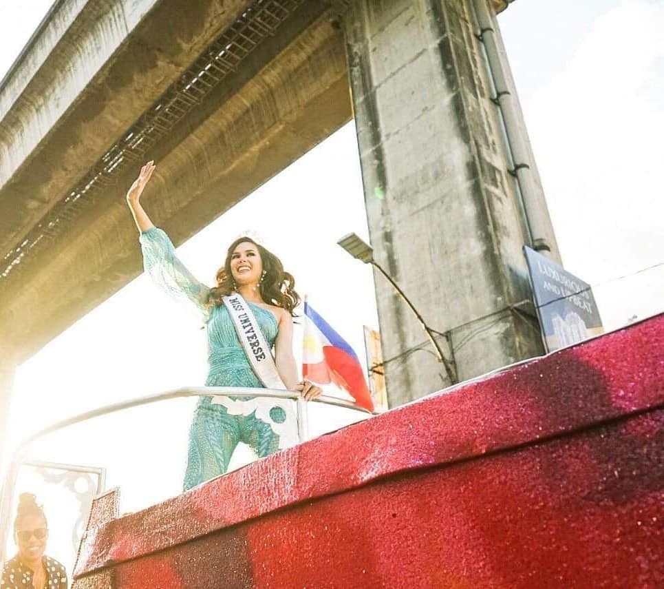 Sự cố hi hữu trong lịch sử Miss Universe: Đang diễu hành, Hoa hậu làm vỡ vương miện 6 tỉ và phản ứng bất ngờ sau đó - Ảnh 5. Sự cố hi hữu trong lịch sử Miss Universe: Đang diễu hành, Hoa hậu làm vỡ vương miện 6 tỉ và phản ứng bất ngờ sau đó - Ảnh 5.
