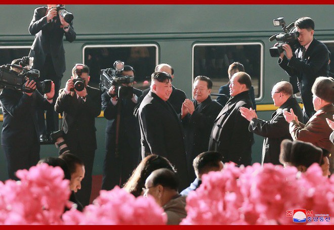 KCNA xác nhận ông Kim Jong-un tới Việt Nam bằng tàu hỏa, 4 Phó Chủ tịch Đảng và em gái tháp tùng - Ảnh 4.