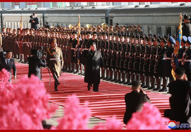 KCNA xác nhận ông Kim Jong-un tới Việt Nam bằng tàu hỏa, 4 Phó Chủ tịch Đảng và em gái tháp tùng - Ảnh 5.