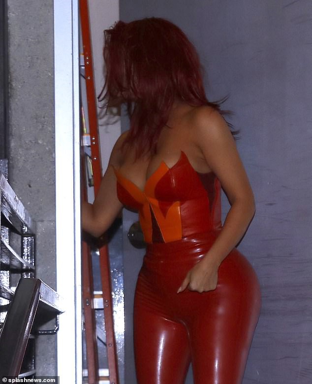 Kim Kardashians cosplay quả cà chua nóng bỏng dạo phố hậu scandal gia đình - Ảnh 3.