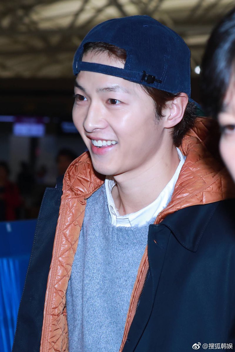 Ơn trời, cuối cùng Song Joong Ki đã chính thức lộ diện rồi! - Ảnh 5. Ơn trời, cuối cùng Song Joong Ki đã chính thức lộ diện rồi! - Ảnh 5.