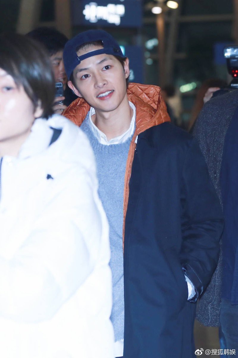 Ơn trời, cuối cùng Song Joong Ki đã chính thức lộ diện rồi! - Ảnh 3. Ơn trời, cuối cùng Song Joong Ki đã chính thức lộ diện rồi! - Ảnh 3.