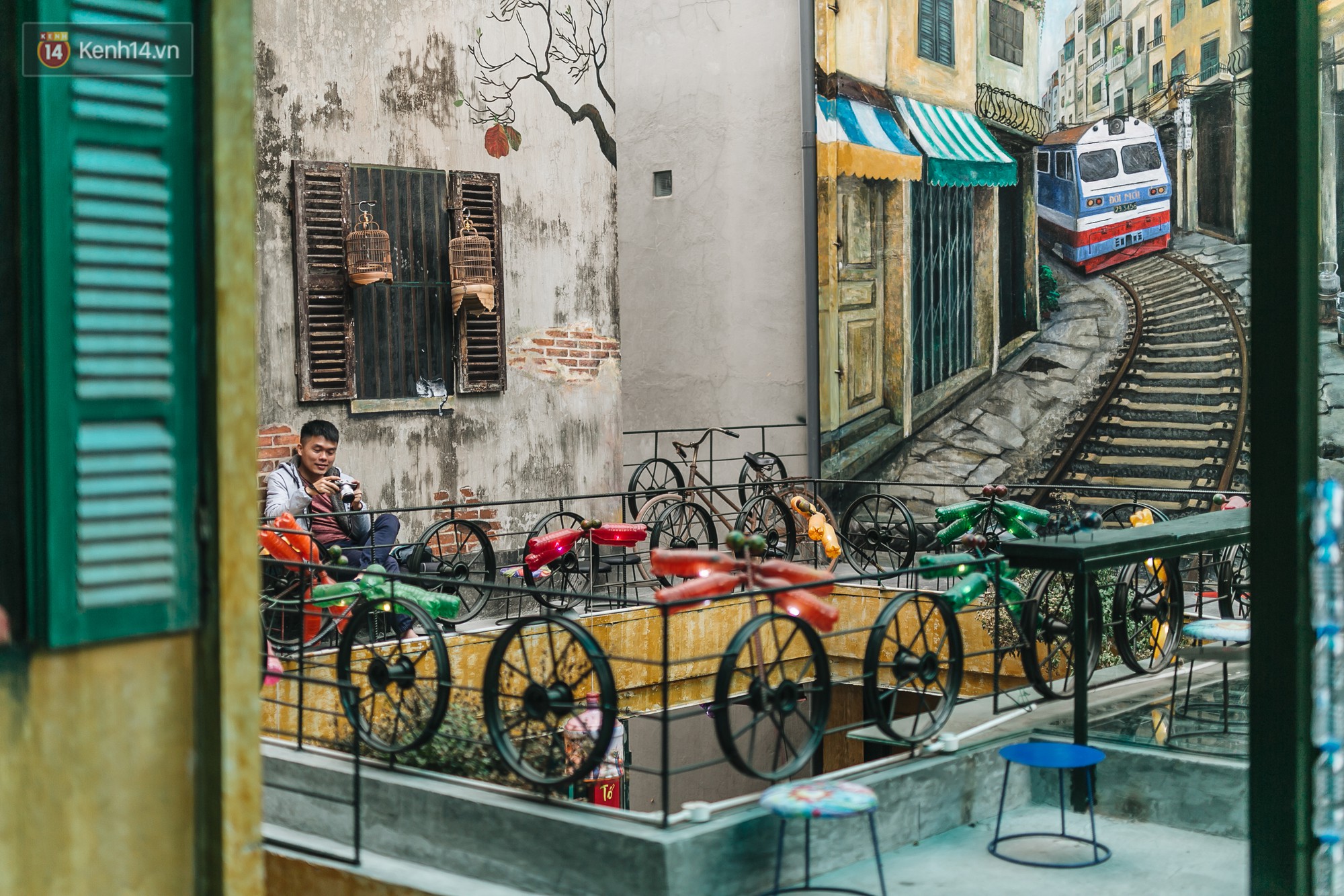 Chuyện chàng trai lớn lên từ ngôi làng ung thư quyết tâm tạo một quán cafe từ hàng nghìn đồ tái chế giữa phố cổ Hà Nội - Ảnh 2. Chuyện chàng trai lớn lên từ ngôi làng ung thư quyết tâm tạo một quán cafe từ hàng nghìn đồ tái chế giữa phố cổ Hà Nội - Ảnh 2.