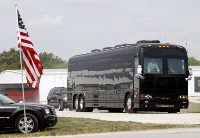 Khám phá siêu xe bus chống đạn “Ground Force One” dành cho Tổng thống Mỹ - Ảnh 3.