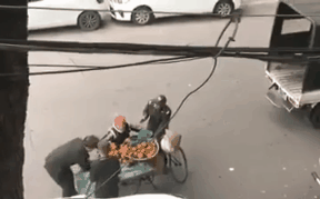 Clip người phụ nữ bị thu giữ từng quả cam: Trưởng công an phường thông tin chính thức - Ảnh 1.