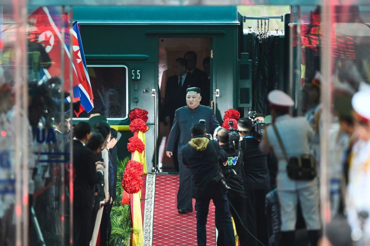 Hình ảnh ông Kim Jong Un lần đầu xuất hiện tại Việt Nam qua ống kính phóng viên quốc tế - Ảnh 7.