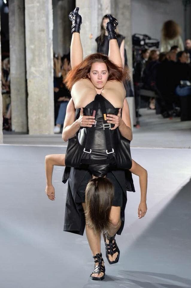 Giới thiệu đến bạn cảnh giới catwalk mới: lộn đầu lộn cổ, chổng ngược v&aacute;c x&aacute;c nh&igrave;n đ&atilde; thấy mệt - Ảnh 2.
