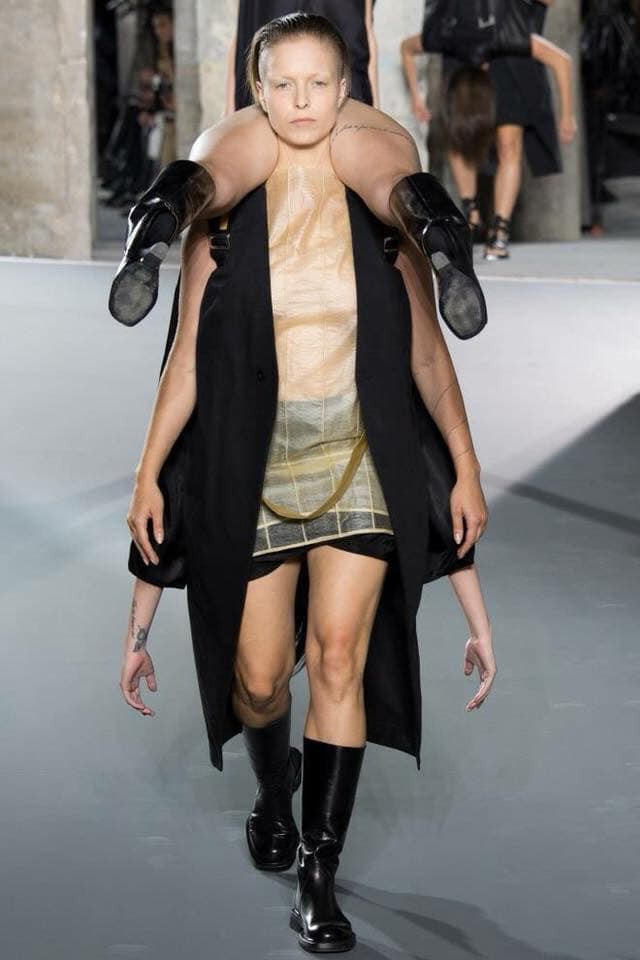 Giới thiệu đến bạn cảnh giới catwalk mới: lộn đầu lộn cổ, chổng ngược v&aacute;c x&aacute;c nh&igrave;n đ&atilde; thấy mệt - Ảnh 4.