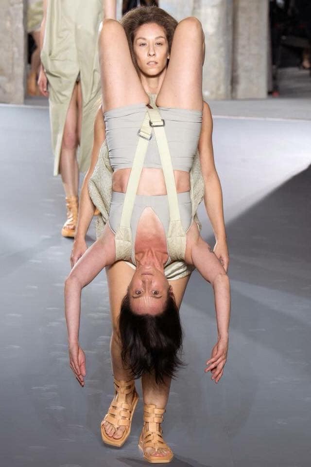 Giới thiệu đến bạn cảnh giới catwalk mới: lộn đầu lộn cổ, chổng ngược v&aacute;c x&aacute;c nh&igrave;n đ&atilde; thấy mệt - Ảnh 5.