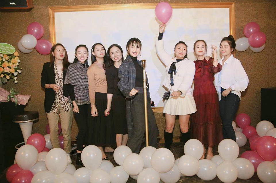 Lộ diện trong sinh nhật Quế Vân sau phát ngôn sốc, Nam Em lại gây chú ý vì béo lên trông thấy! - Ảnh 4. Lộ diện trong sinh nhật Quế Vân sau phát ngôn sốc, Nam Em lại gây chú ý vì béo lên trông thấy! - Ảnh 4.