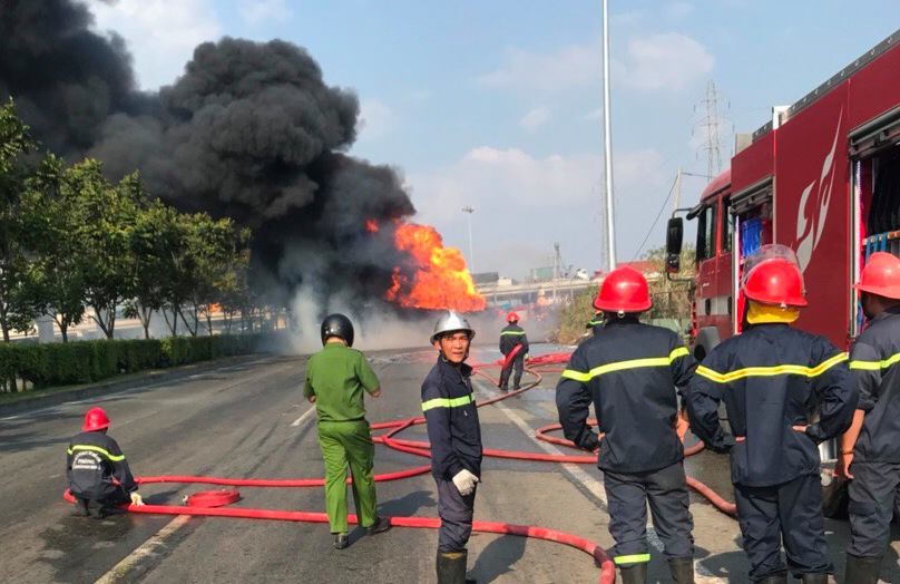 TPHCM: Xe bồn chở xăng dầu cháy ngùn ngụt trên Xa lộ Hà Nội, tài xế hoảng hồn tháo chạy - Ảnh 4. TPHCM: Xe bồn chở xăng dầu cháy ngùn ngụt trên Xa lộ Hà Nội, tài xế hoảng hồn tháo chạy - Ảnh 4.