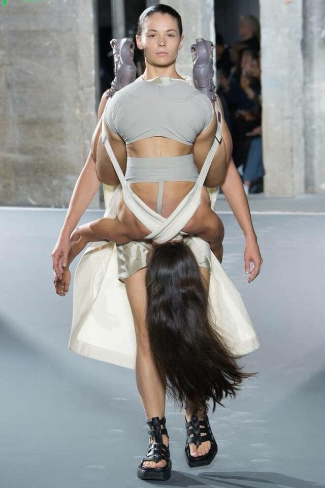Giới thiệu đến bạn cảnh giới catwalk mới: lộn đầu lộn cổ, chổng ngược v&aacute;c x&aacute;c nh&igrave;n đ&atilde; thấy mệt - Ảnh 7.