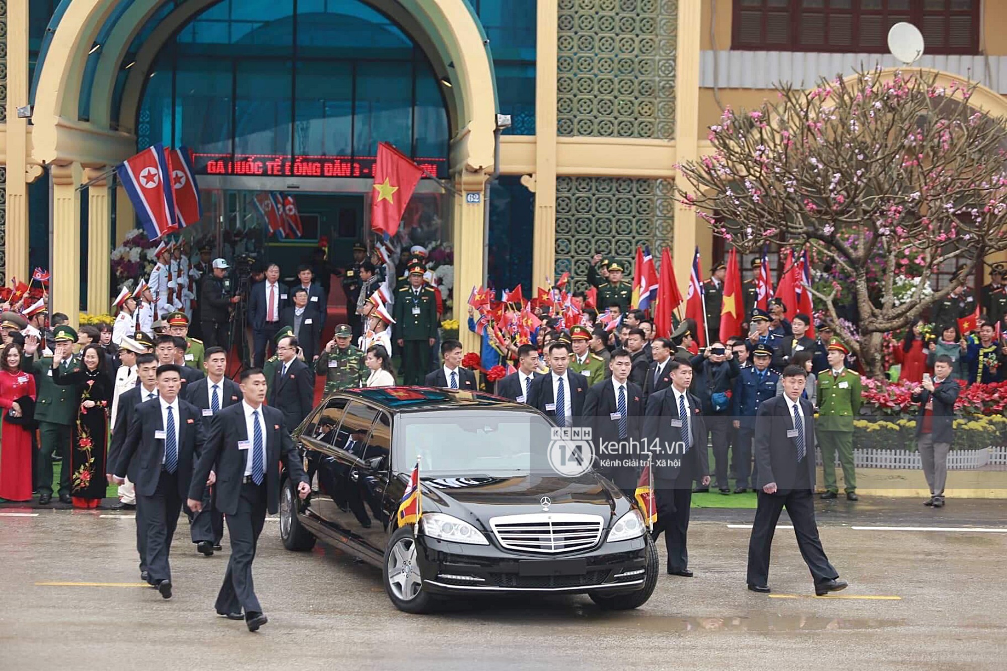 Dàn vệ sĩ tinh nhuệ tái hiện màn chạy bộ ấn tượng bên xe của Chủ tịch Kim Jong-un trước ga Đồng Đăng - Ảnh 4. Dàn vệ sĩ tinh nhuệ tái hiện màn chạy bộ ấn tượng bên xe của Chủ tịch Kim Jong-un trước ga Đồng Đăng - Ảnh 4.