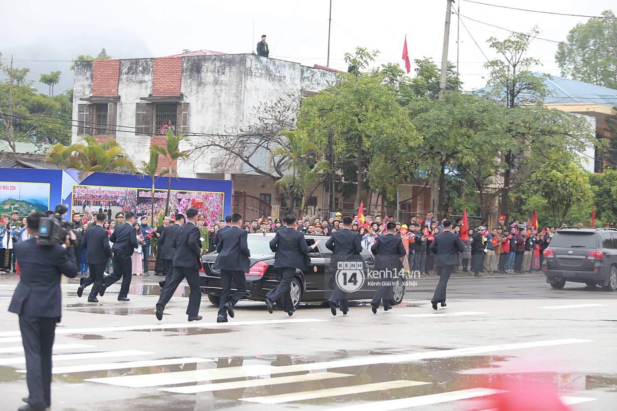Đội vệ sĩ chạy theo xe chủ tịch Kim Jong-un: Gia thế khủng, lá chắn sống của người đứng đầu Triều Tiên - Ảnh 1. Đội vệ sĩ chạy theo xe chủ tịch Kim Jong-un: Gia thế khủng, lá chắn sống của người đứng đầu Triều Tiên - Ảnh 1.