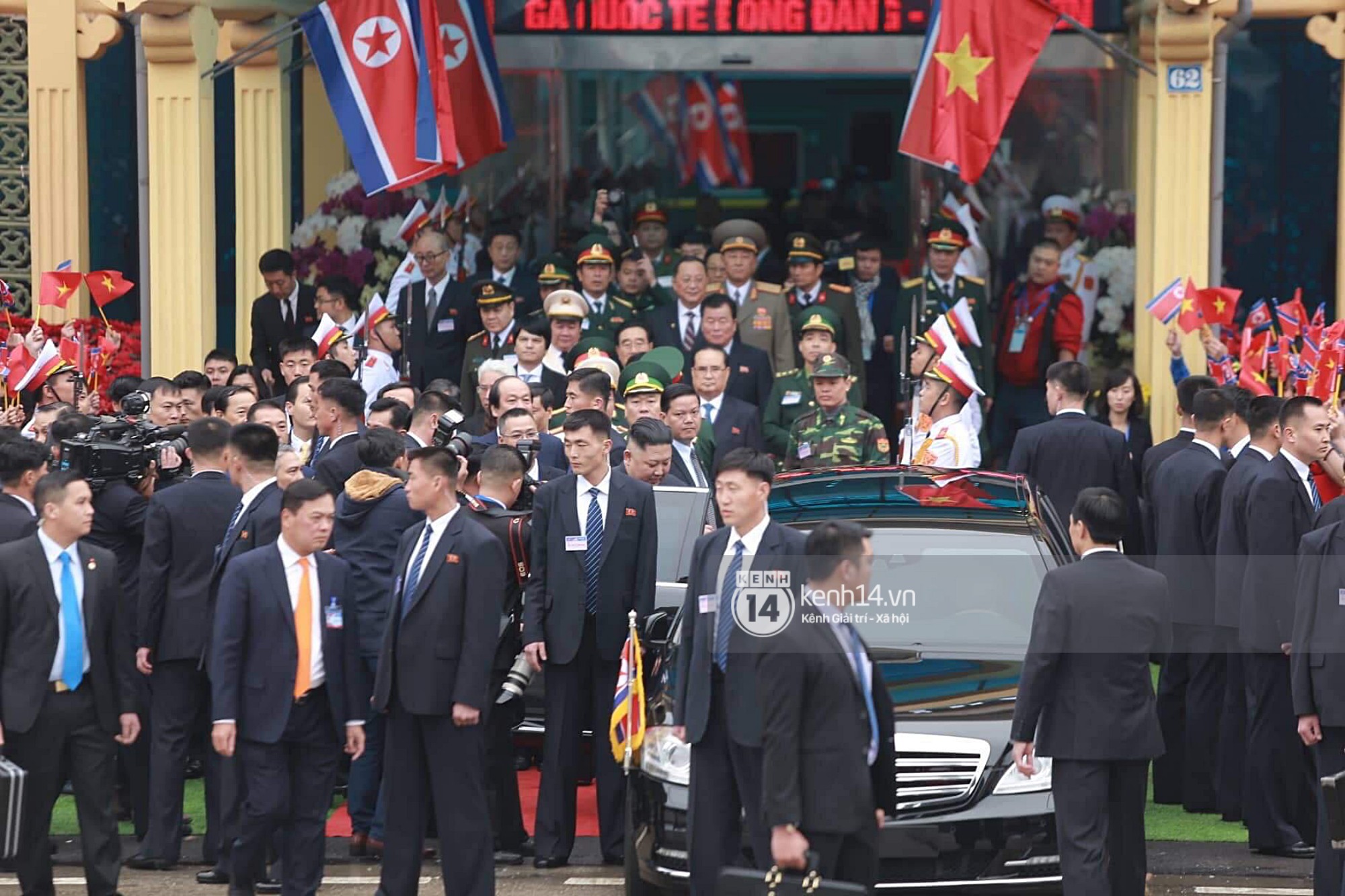 Dàn vệ sĩ tinh nhuệ tái hiện màn chạy bộ ấn tượng bên xe của Chủ tịch Kim Jong-un trước ga Đồng Đăng - Ảnh 3. Dàn vệ sĩ tinh nhuệ tái hiện màn chạy bộ ấn tượng bên xe của Chủ tịch Kim Jong-un trước ga Đồng Đăng - Ảnh 3.
