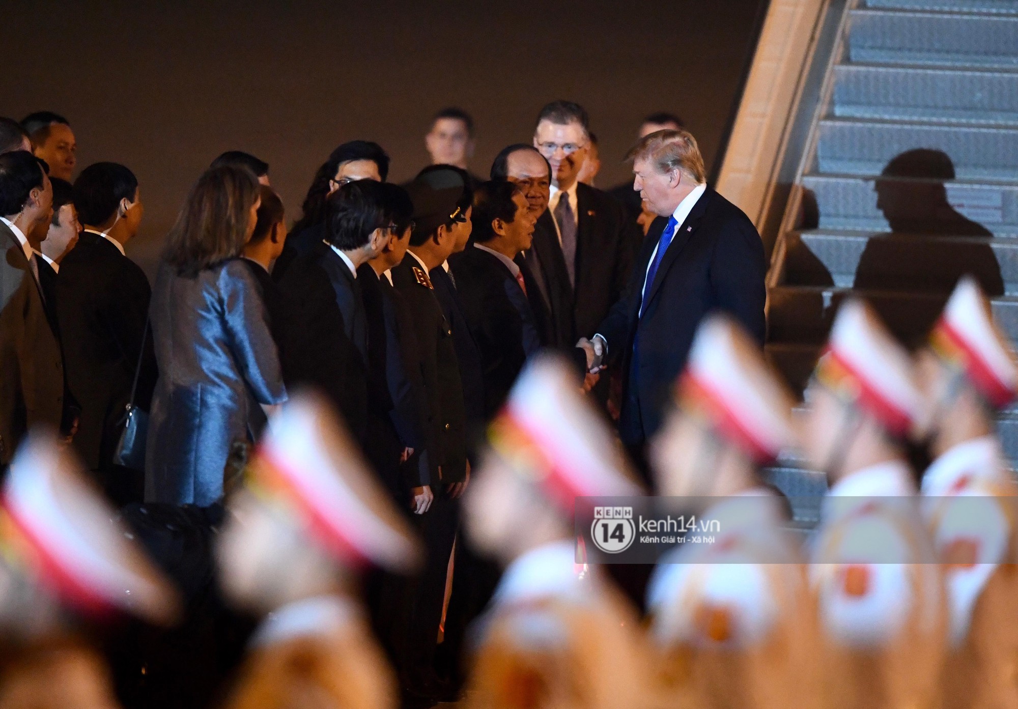 Tổng thống Mỹ Donald Trump xuống chuyên cơ, đang trên siêu xe quái thú vào trung tâm Hà Nội - Ảnh 4.