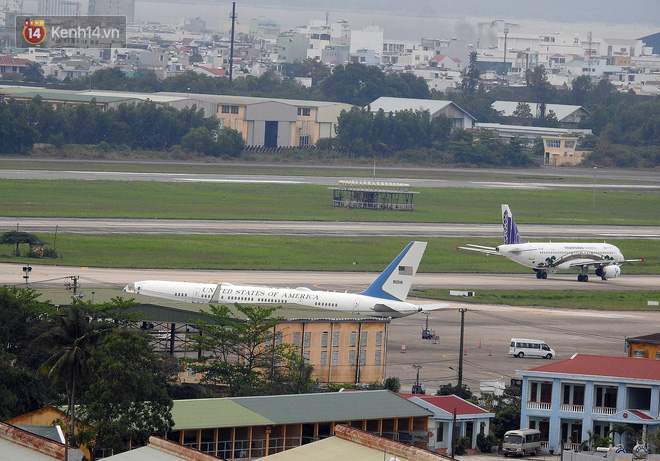 Chuyên cơ dự phòng của Tổng thống Mỹ hạ cánh ở sân bay Đà Nẵng - Ảnh 1.