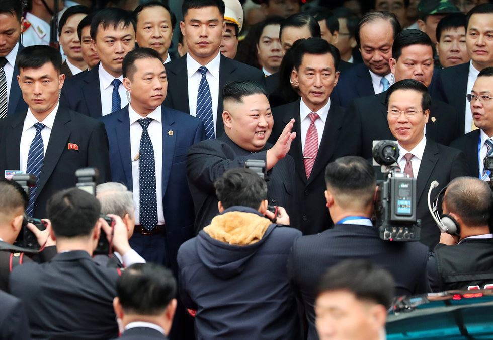Hình ảnh ông Kim Jong Un lần đầu xuất hiện tại Việt Nam qua ống kính phóng viên quốc tế - Ảnh 2.