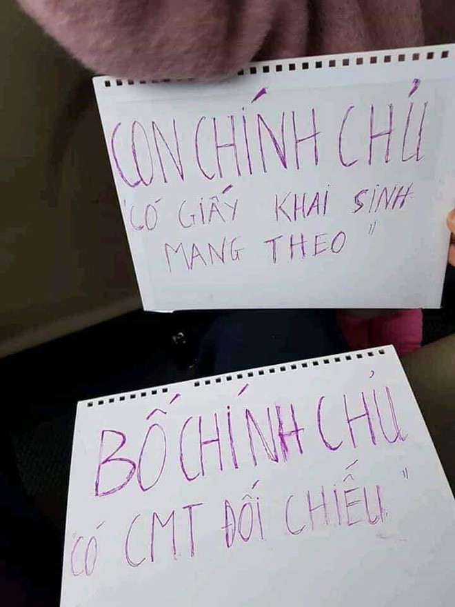 Hình ảnh người đàn ông cùng bé gái trong siêu thị đeo tấm biển xác nhận Bố - Con chính chủ khiến cộng đồng mạng xôn xao - Ảnh 1.