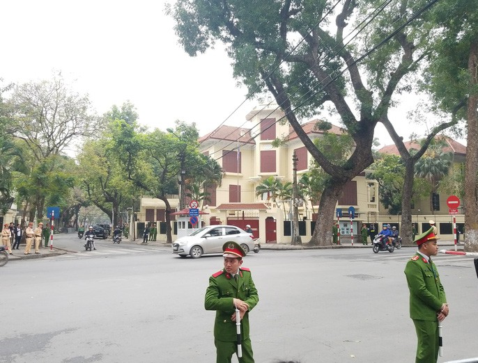 Hàng trăm phóng viên tác nghiệp trước Đại sứ quán Triều Tiên - Ảnh 1. Hàng trăm phóng viên tác nghiệp trước Đại sứ quán Triều Tiên - Ảnh 1.
