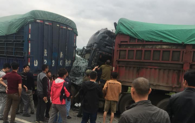 Tai nạn liên hoàn giữa nhiều ô tô trên cao tốc Nội Bài - Lào Cai, tài xế người Trung Quốc bị thương nặng - Ảnh 1.