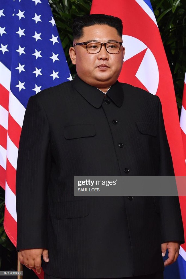 Bí mật ẩn sâu trong bộ trang phục kinh điển và kiểu tóc trứ danh của lãnh đạo Triều Tiên: Kim Jong-un - Ảnh 6.