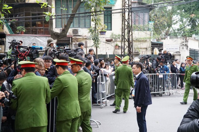 Hàng trăm phóng viên tác nghiệp trước Đại sứ quán Triều Tiên - Ảnh 5. Hàng trăm phóng viên tác nghiệp trước Đại sứ quán Triều Tiên - Ảnh 5.
