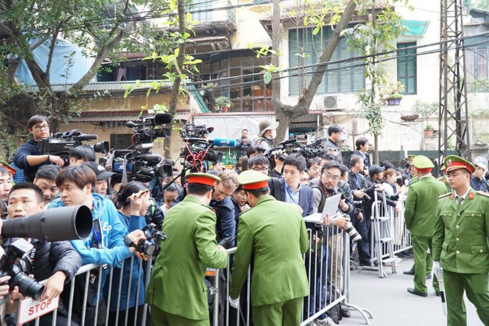 Hàng trăm phóng viên tác nghiệp trước Đại sứ quán Triều Tiên - Ảnh 6. Hàng trăm phóng viên tác nghiệp trước Đại sứ quán Triều Tiên - Ảnh 6.