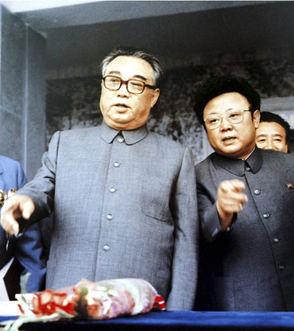 Bí mật ẩn sâu trong bộ trang phục kinh điển và kiểu tóc trứ danh của lãnh đạo Triều Tiên: Kim Jong-un - Ảnh 8.