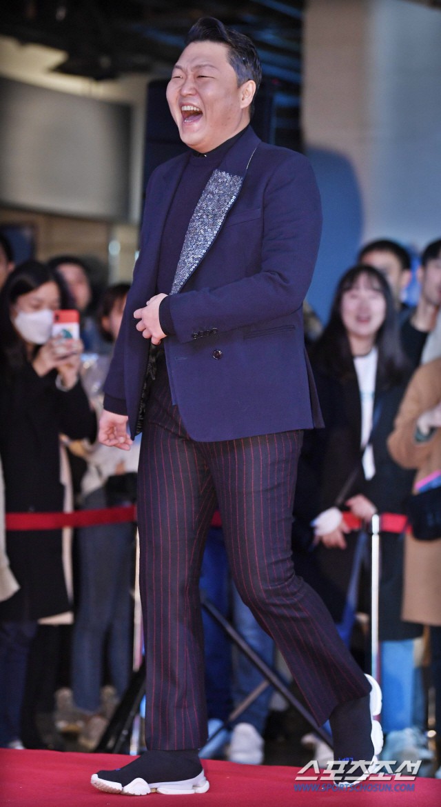 Bi Rain mời PSY cùng dàn sao khủng đến dự, Kang Sora và bạn gái cũ Kim Bum đọ chân dài cực phẩm tại sự kiện - Ảnh 11.