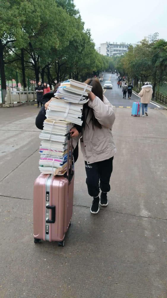 Sinh viên ngành Y khoe chồng sách 1 kỳ học cao hơn cả đầu với chia sẻ: Học Y mà dễ thì không còn ngành nào khó! - Ảnh 1. Sinh viên ngành Y khoe chồng sách 1 kỳ học cao hơn cả đầu với chia sẻ: Học Y mà dễ thì không còn ngành nào khó! - Ảnh 1.