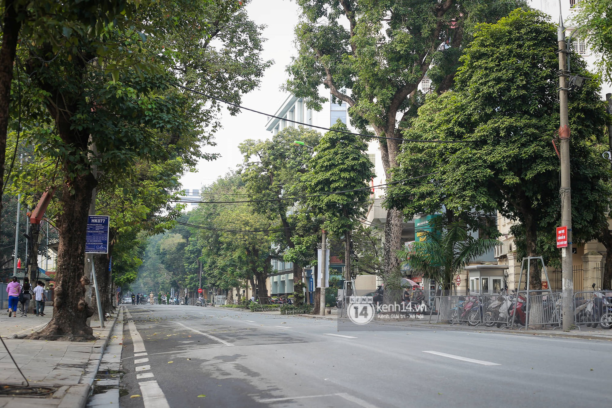 Nhiều tuyến phố Hà Nội vắng lặng, yên bình trước giờ diễn ra cuộc gặp thượng đỉnh giữa Tổng thống Donald Trump và Chủ tịch Kim Jong Un - Ảnh 1. Nhiều tuyến phố Hà Nội vắng lặng, yên bình trước giờ diễn ra cuộc gặp thượng đỉnh giữa Tổng thống Donald Trump và Chủ tịch Kim Jong Un - Ảnh 1.
