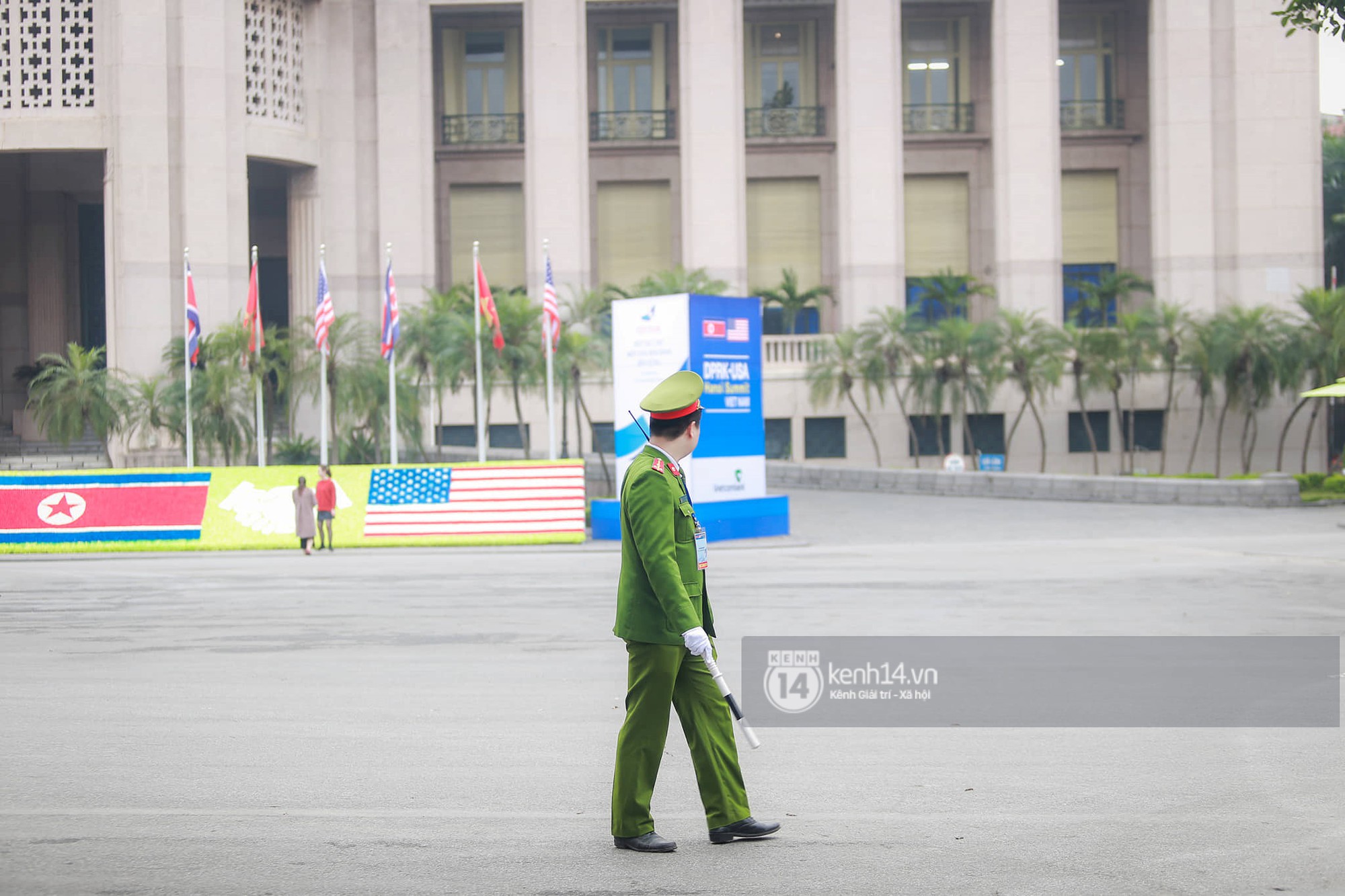 Nhiều tuyến phố Hà Nội vắng lặng, yên bình trước giờ diễn ra cuộc gặp thượng đỉnh giữa Tổng thống Donald Trump và Chủ tịch Kim Jong Un - Ảnh 3. Nhiều tuyến phố Hà Nội vắng lặng, yên bình trước giờ diễn ra cuộc gặp thượng đỉnh giữa Tổng thống Donald Trump và Chủ tịch Kim Jong Un - Ảnh 3.