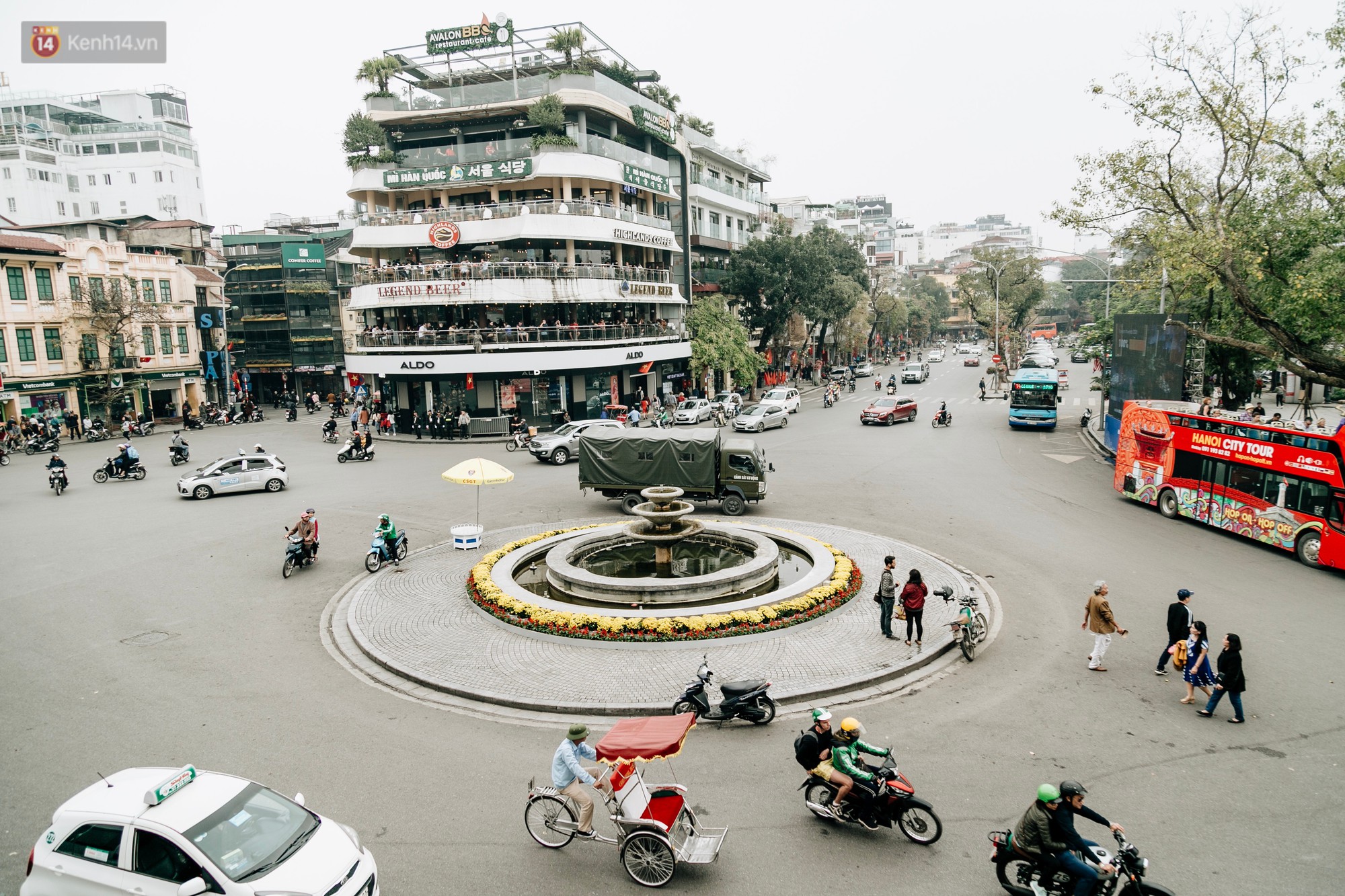 Vì sao các hãng thông tấn quốc tế đều chọn những nóc nhà của Hà Nội để đưa tin về Hội nghị thượng đỉnh Mỹ - Triều? - Ảnh 6. Vì sao các hãng thông tấn quốc tế đều chọn những nóc nhà của Hà Nội để đưa tin về Hội nghị thượng đỉnh Mỹ - Triều? - Ảnh 6.