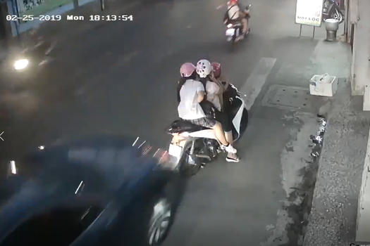 Góc cảnh giác: Dừng xe bên lề đường để nghe điện thoại, người phụ nữ và 2 bé gái bị ô tô hất tung - Ảnh 2.