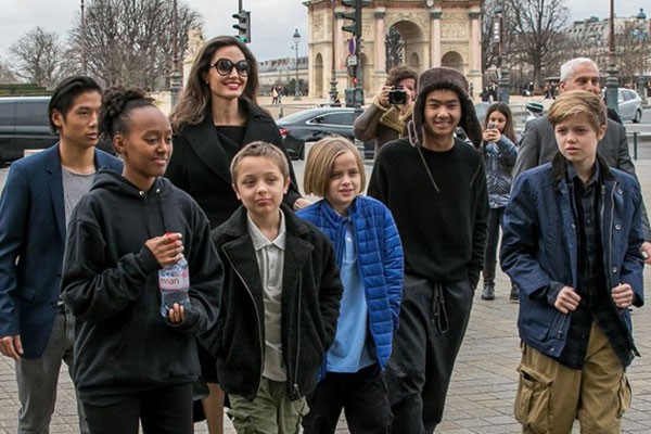 Khung cảnh hiếm hoi: Angelina Jolie đưa cả 6 đứa con đi dự sự kiện và dàn nhóc tỳ xưa kia giờ đã lớn lắm rồi! - Ảnh 12.